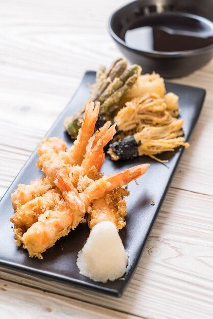 Photo crevettes tempura crevettes frites avec légumes
