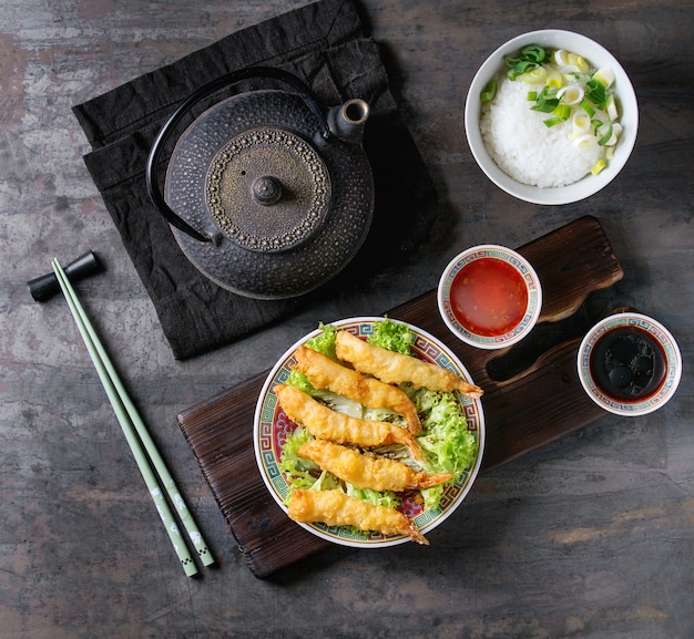 Crevettes tempura frites avec sauces