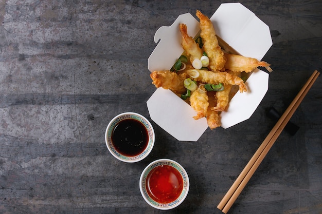 Crevettes tempura frites avec des sauces