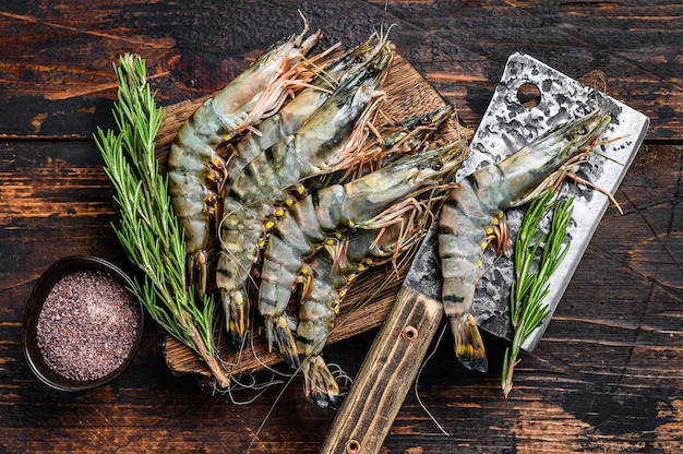 Crevettes tigrées crues fraîches sur une planche à découper