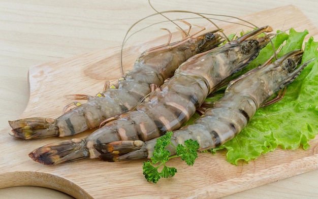 Crevettes tigrées crues