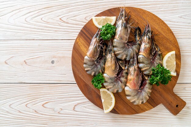 Crevettes tigrées fraîches ou crevettes sur planche de bois