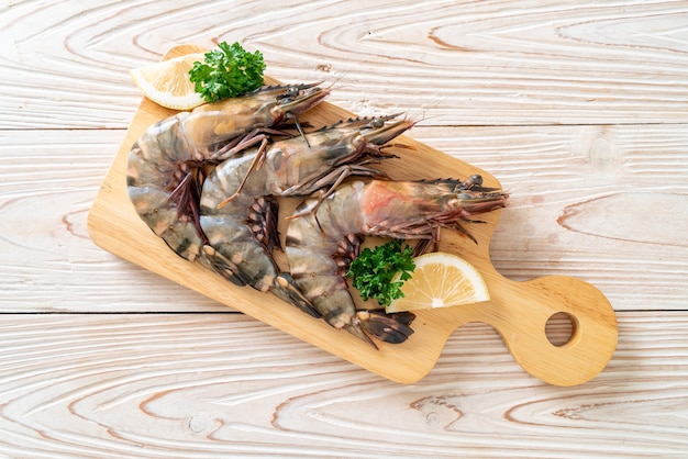 Crevettes tigrées fraîches ou crevettes sur planche de bois