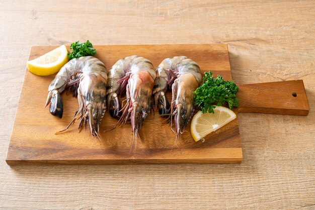 crevettes tigrées fraîches ou crevettes sur planche de bois