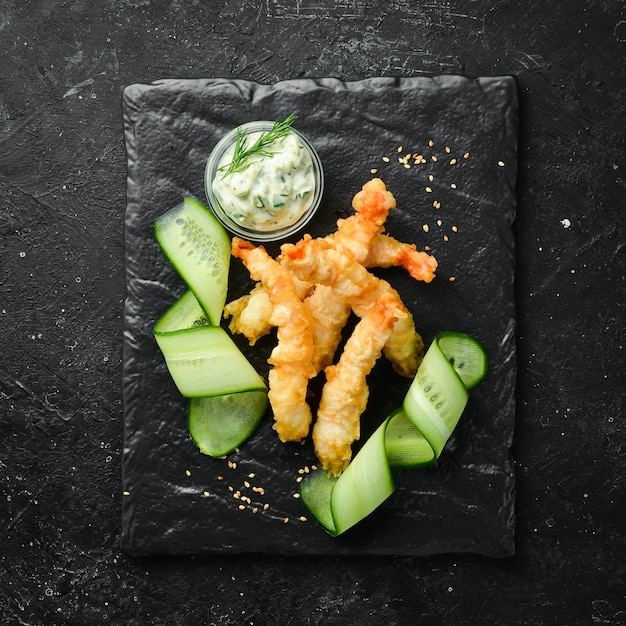 Crevettes tigrées frites avec sauce au goudron et au goudron