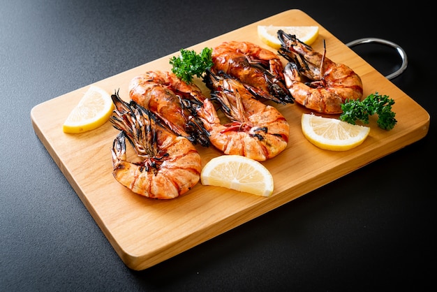 crevettes tigrées grillées ou crevettes au citron sur planche de bois