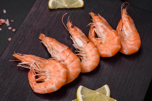 Crevettes tigrées ou langoustine bouillies avec des épices et du sel