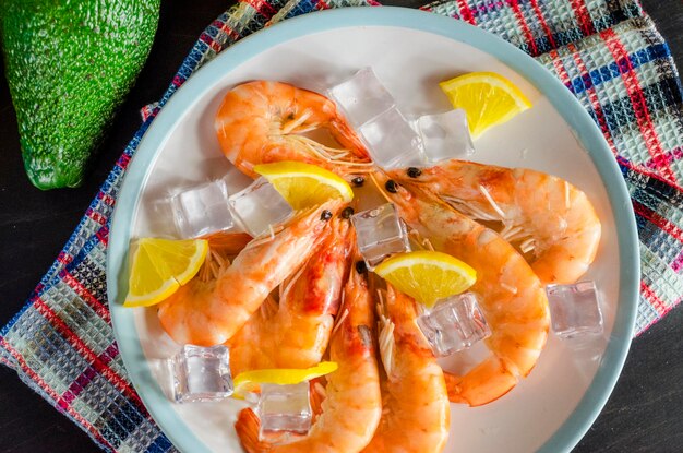 Crevettes et tranches de citron