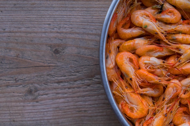 Photo les crevettes de la vue de dessus sont des fruits de mer, faites-les bouillir jusqu'à ce qu'elles soient cuites pour donner une couleur orange appétissante. . .