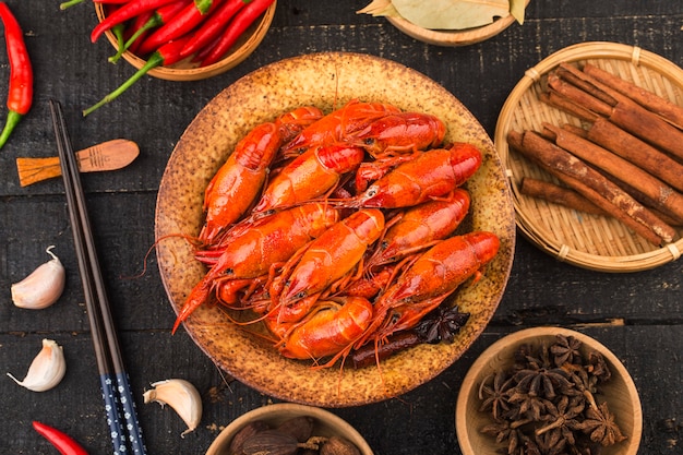 Écrevisse. Écrevisses bouillies rouges sur table dans un style rustique, gros plan de homard.