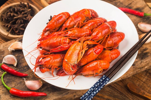 Écrevisse. Écrevisses bouillies rouges sur table dans un style rustique, gros plan de homard.