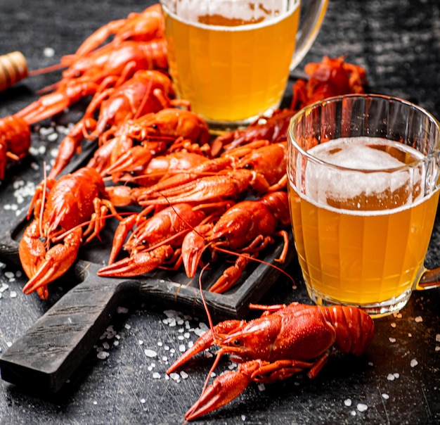 Écrevisses bouillies avec de la bière sur une planche à découper