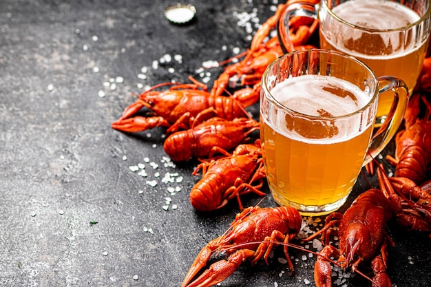 Écrevisses bouillies avec un verre de bière