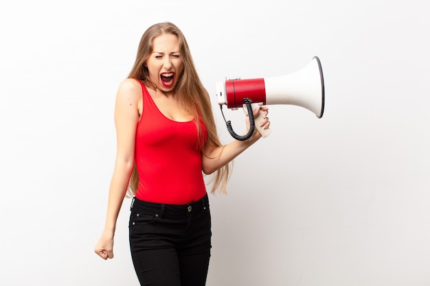 criant agressivement, l'air très en colère, frustré, indigné ou ennuyé, criant non