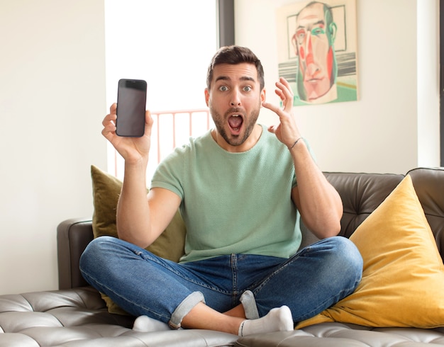 criant avec les mains en l'air, l'homme se sentant furieux, frustré, stressé et contrarié