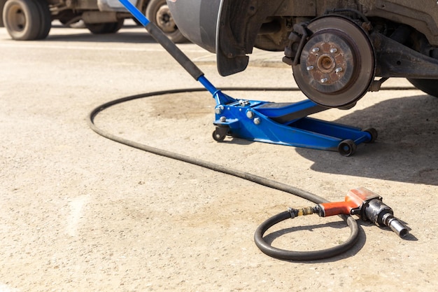 Le cric hydraulique de voiture soulève la nouvelle voiture pour changer le pneu