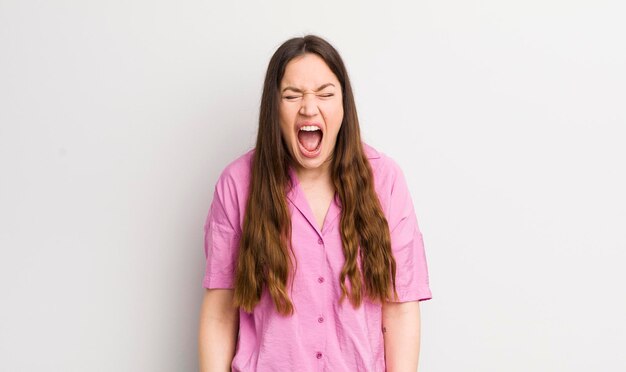 crier agressivement air très en colère frustré outré ou agacé crier non