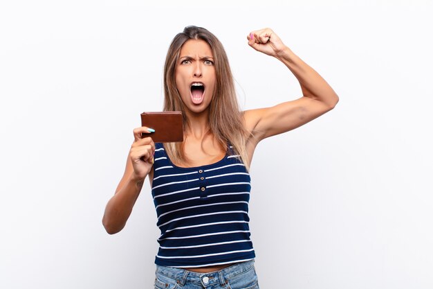 crier agressivement avec une expression de colère ou avec les poings serrés pour célébrer le succès