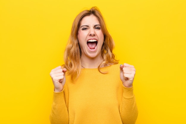 crier agressivement avec un regard agacé, frustré, en colère et des poings serrés, se sentir furieux