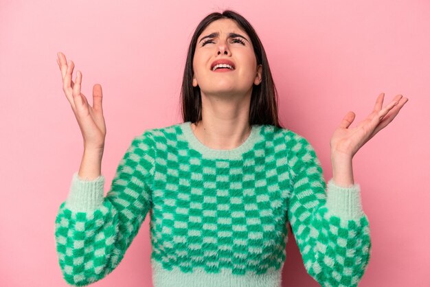 Crier au ciel en levant les yeux frustrés