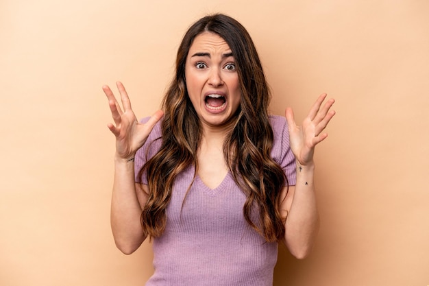 Crier au ciel en levant les yeux frustrés