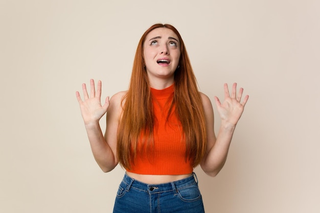 Crier au ciel en levant les yeux frustrés