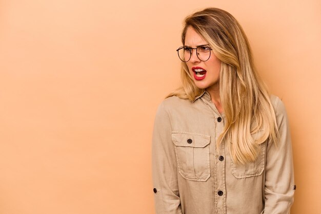 Crier un concept de rage très en colère frustré