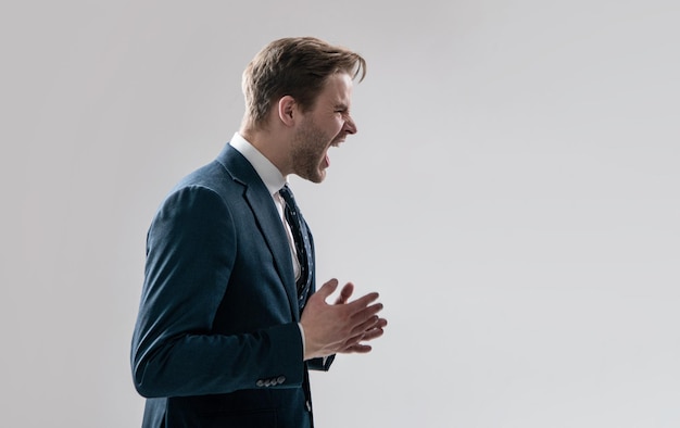 Crier et crier Homme d'affaires en colère crier sur fond gris