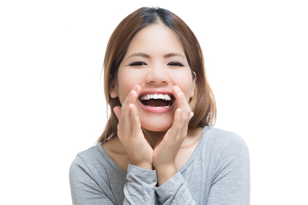 Crier femme asiatique isolé sur blanc