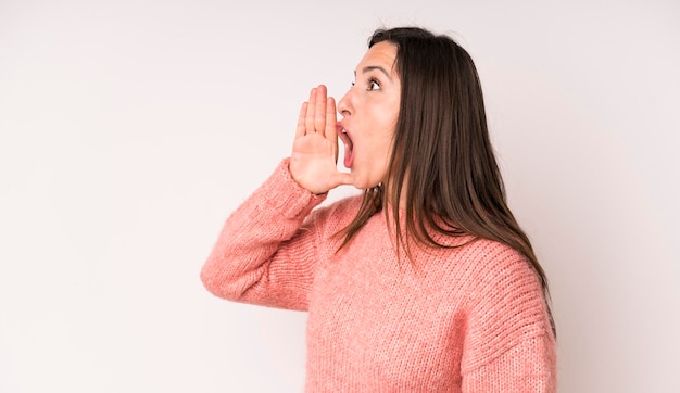 Crier fort et avec colère pour copier l'espace sur le côté avec la main à côté de la bouche