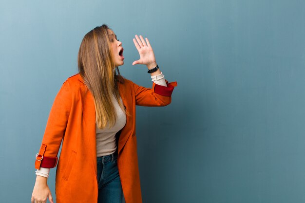 crier fort et avec colère pour copier l'espace sur le côté, avec la main à côté de la bouche