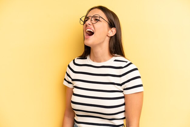 crier furieusement crier agressivement l'air stressé et en colère