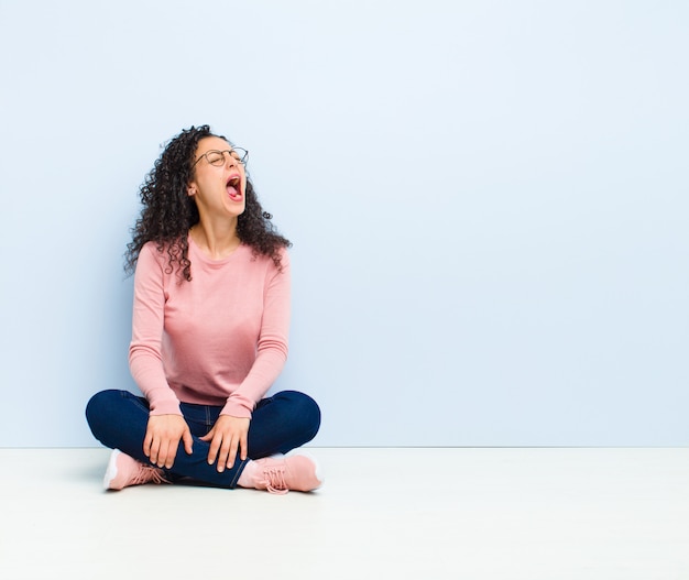 crier furieusement, crier agressivement, avoir l'air stressé et en colère