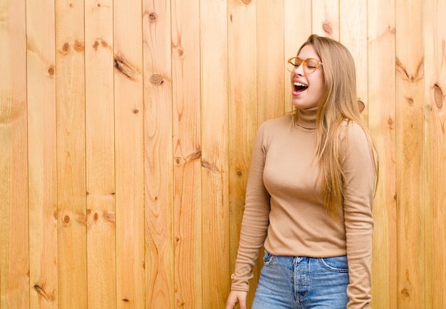 crier furieusement, crier agressivement, avoir l'air stressé et en colère