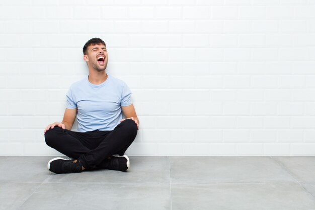 crier furieusement, crier agressivement, avoir l'air stressé et en colère