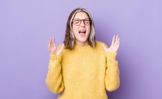 Crier furieusement stressé et agacé avec les mains en l'air disant pourquoi moi