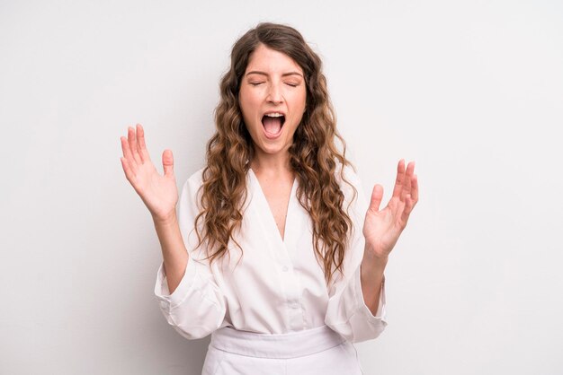 Crier furieusement stressé et agacé avec les mains en l'air disant pourquoi moi