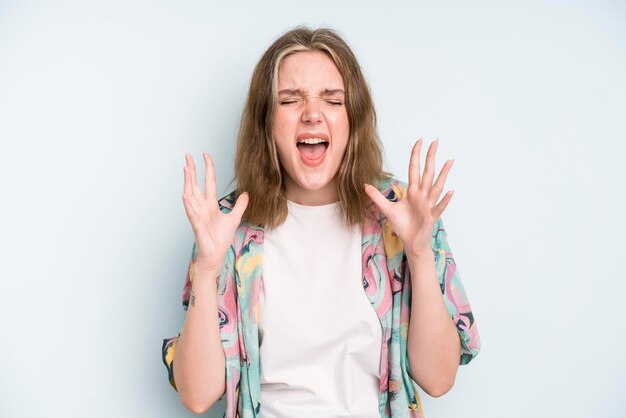 Crier furieusement stressé et agacé avec les mains en l'air disant pourquoi moi