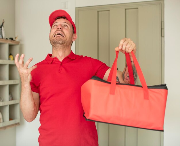 Photo crier avec les mains en l'air livraison de pizza à emporter