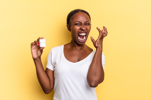 Crier avec les mains en l'air, se sentir furieux, frustré, stressé et bouleversé. notion de pilules