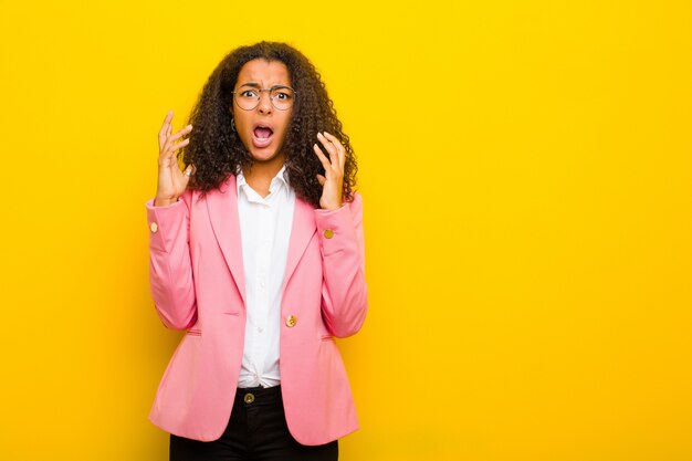 crier les mains en l'air, se sentir furieux, frustré, stressé et bouleversé