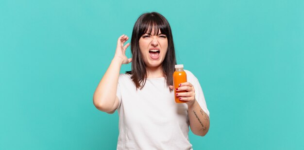 crier avec les mains en l'air, se sentir furieux, frustré, stressé et bouleversé