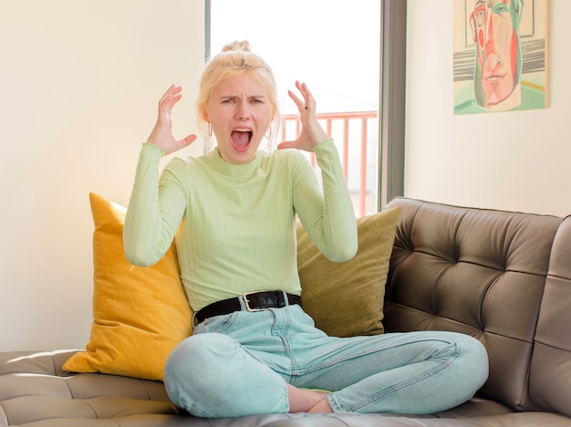 crier avec les mains en l'air, se sentir furieux, frustré, stressé et bouleversé