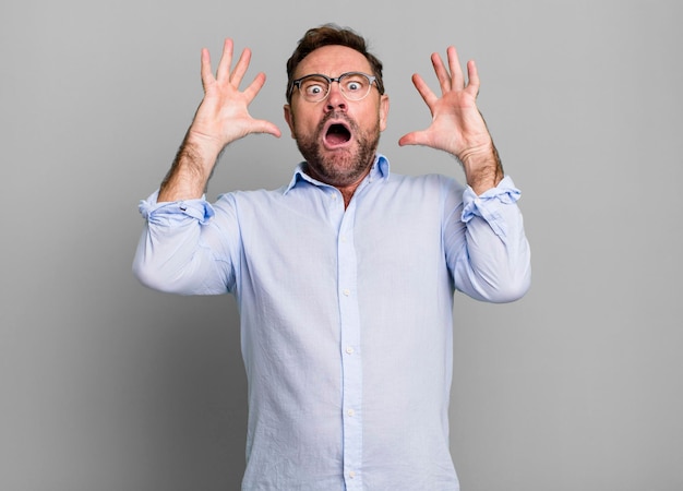 crier avec les mains en l'air se sentir furieux frustré stressé et bouleversé