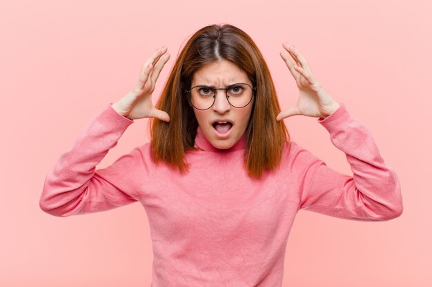 crier avec les mains en l'air, se sentir furieux, frustré, stressé et bouleversé