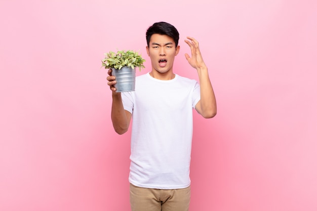 crier avec les mains en l'air, se sentir furieux, frustré, stressé et bouleversé