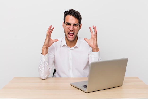 crier avec les mains en l'air