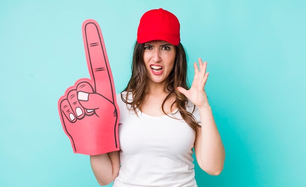 crier avec les mains en l'air