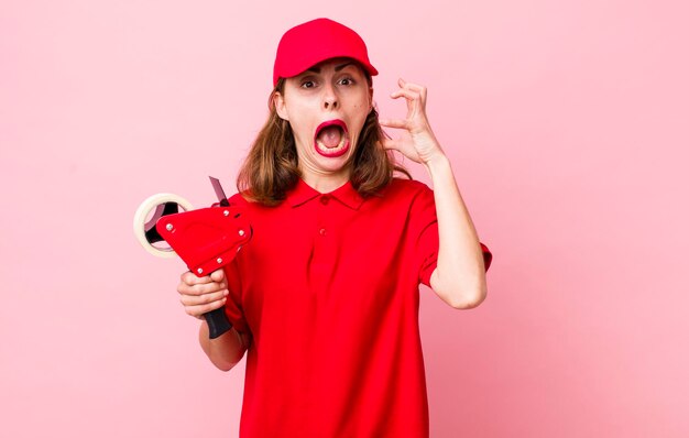 crier avec les mains en l'air