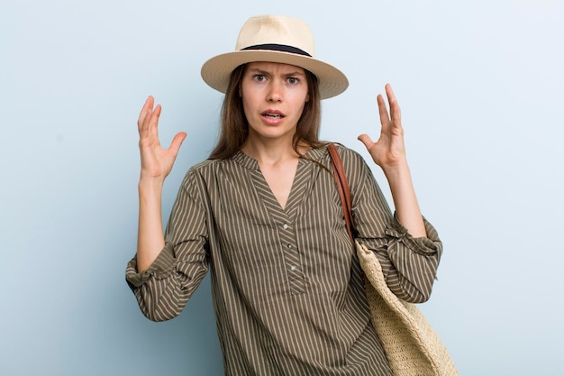 crier avec les mains en l'air